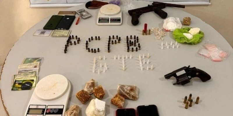 Polícia Civil apreende drogas, armas e munições; três pessoas foram presas