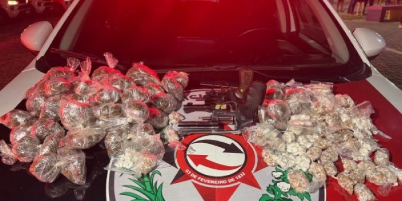 Após troca de tiros, Polícia Militar apreende armas e drogas em ‘esconderijo’ do tráfico
