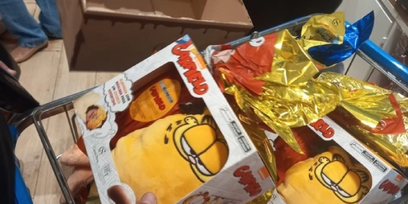 Procon autua e notifica lojas que comercializavam chocolate em kits com brinquedos, em JP