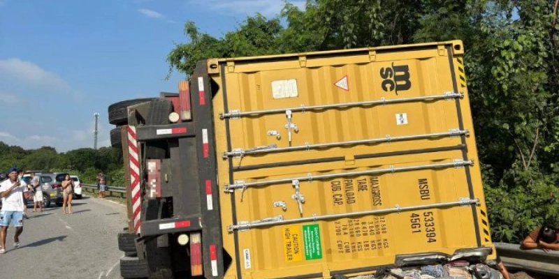 Três paraibanos morrem em acidente com carreta no litoral de São Paulo