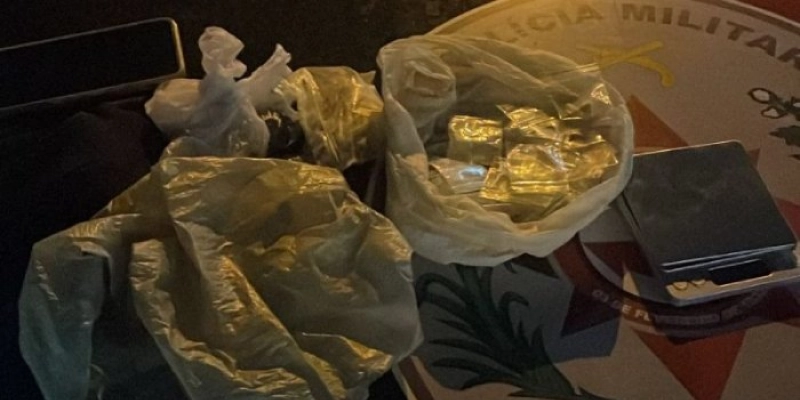 Dupla de moto é detida em flagrante com drogas durante ação da PM