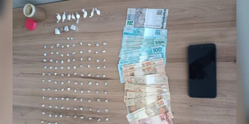 Reincidente por tráfico é preso com drogas e mais de R$ 1,7 mil no Bairro Angelim, em Sousa