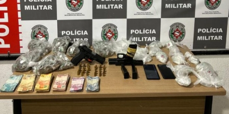 Polícia Militar apreende armas e mais de 1500 porções de drogas durante ação
