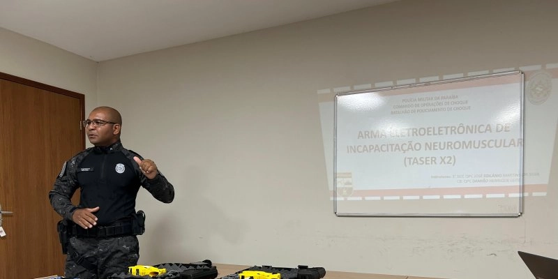 Policiais militares do 12º BPM recebem instrução para habilitação de uso de Taser X2