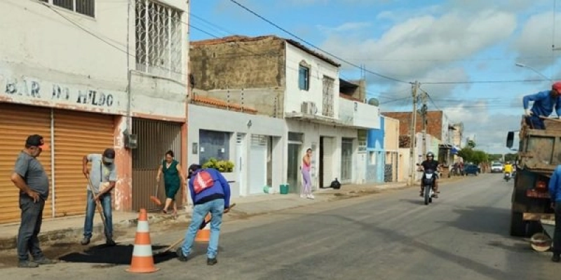 Prefeitura de Sousa intensifica trabalho de tapa-buracos nas ruas da Cidade