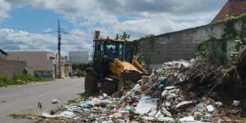 Prefeitura de Sousa realiza ação de limpeza no bairro Raquel Gadelha