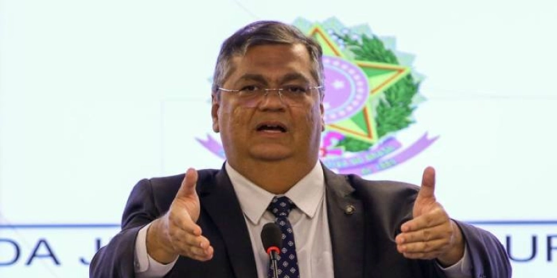 Dino dá 48 horas para líder do PL explicar acordo sobre emendas