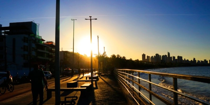 Pôr do sol no Mirante do Cabo Branco atrai e encanta turistas e moradores de João Pessoa
