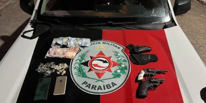 Polícia Militar apreende armas e drogas após confronto com criminosos