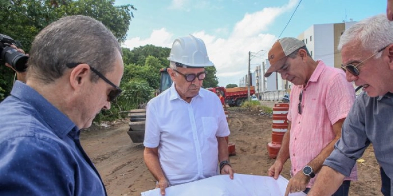 Cícero Lucena inspeciona binário em Água Fria que vai beneficiar bairros da Zona Sul com nova ligação viária