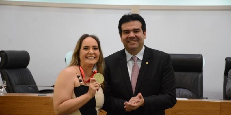 Assembleia concede Medalha Epitácio Pessoa à professora Mônica Tejo Cavalcanti