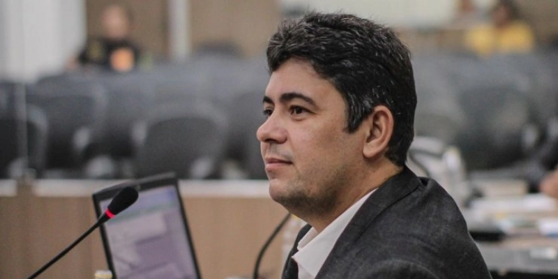 Helder Carvalho reúne vereadores e encerra crise com secretariado