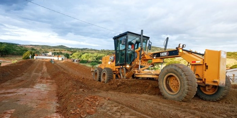 João Azevêdo inspeciona obra da PB-378 e destaca importância econômica da rodovia para Manaíra e região 