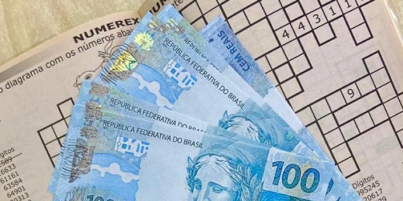 PF prende dupla com cédulas falsas após retirada de encomenda em agência dos Correios na PB
