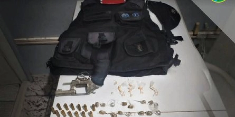 Homem é preso com arma, drogas e colete balístico durante patrulhamento