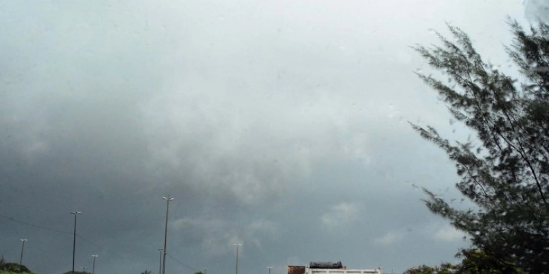 Chove mais de 80 milímetros em João Pessoa e, mesmo sem ocorrências graves, Defesa Civil mantém equipes de prontidão Juneldo Moraes