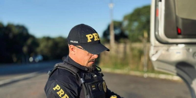 PRF na Paraíba flagra caminhoneiro conduzindo veículo com autorização falsa e recupera veículo roubado/furtado em PE
