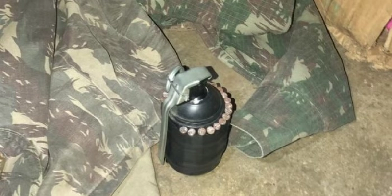 Operação policial encontra granada e drogas em casa usada como esconderijo