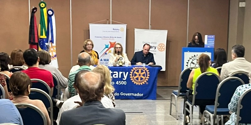 Nena Martins é empossada no Rotary Club, distrito 4500.