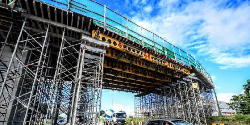 João Azevêdo acompanha içamento das vigas do viaduto do Bairro das Indústrias e destaca importância da obra para mobilidade urbana de João Pessoa