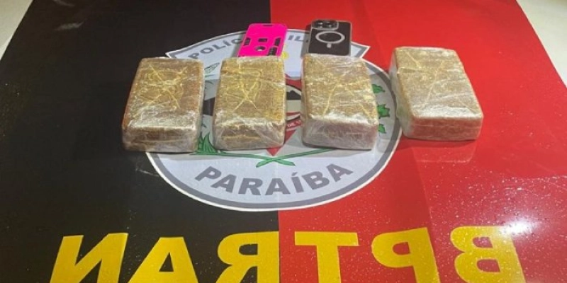 Polícia Militar impede transporte de drogas durante blitz de trânsito na madrugada, na PB