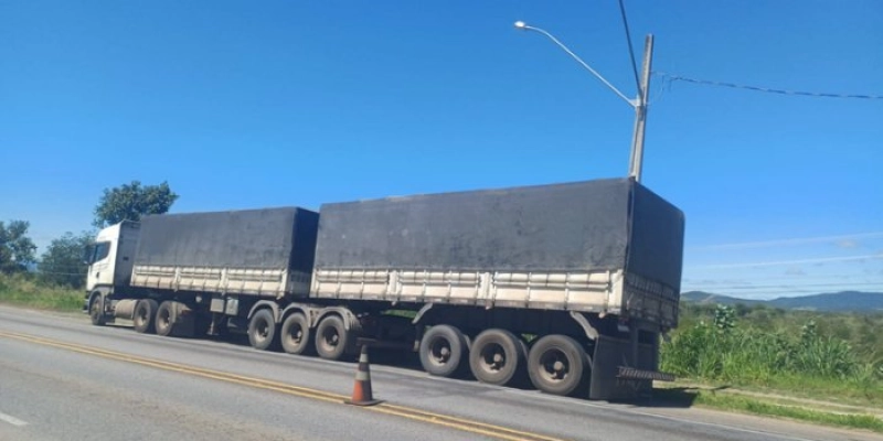 PRF flagra falsidade ideológica em Autorização Especial de Trânsito na BR-230, em Cajazeiras