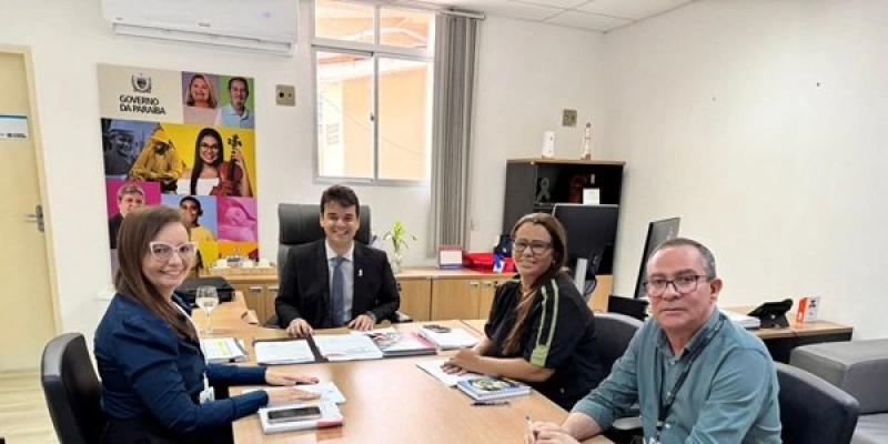 Secretária de Saúde de Sousa, Jucemara Oliveira e a controladora-geral se reúnem com o secretário de Saúde da PB