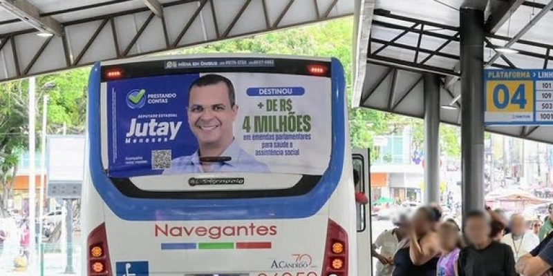 Jutay Meneses usa busdoor para divulgar ações do mandato e emendas de R$ 4 milhões