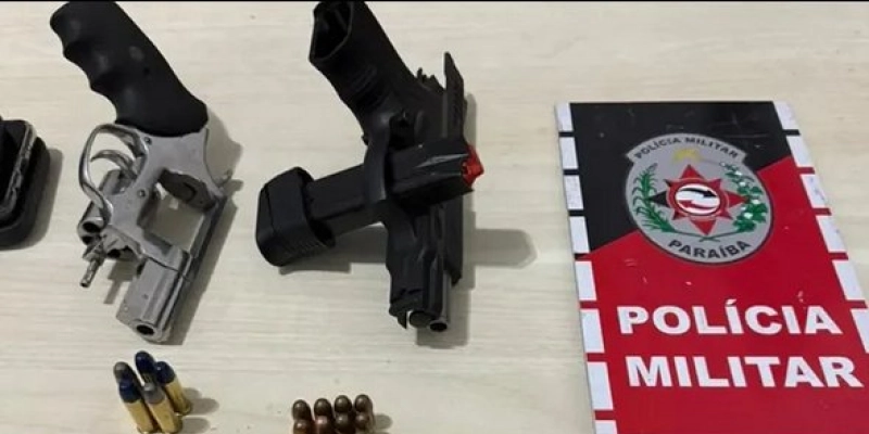 Ação rápida da PM resulta em apreensão de armas de fogo, munições e condução de homens À DP, em Cajazeiras