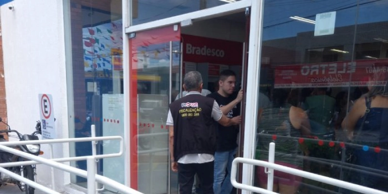 Procon fiscaliza bancos para cumprimento de leis e autua agência por descumprir tempo de espera na fila em JP