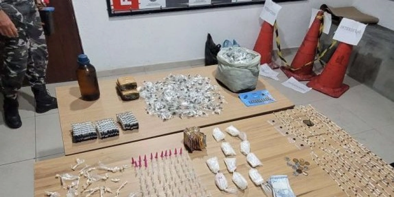 Mais de 3 mil porções de drogas e R$ 2 mil do tráfico são apreendidos pela PM
