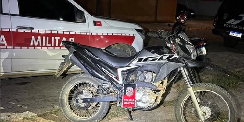Polícia Militar recupera moto com queixa de roubo, na cidade de Jericó