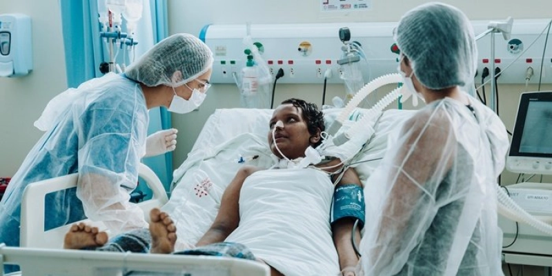 Internada com doença rara no Hospital Metropolitano, jovem é levada para ver o mar 