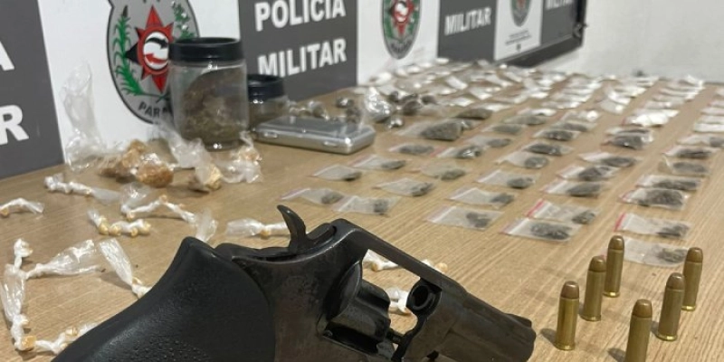 Polícia Militar apreende sacola com arma e drogas de traficantes da zona sul da Capital