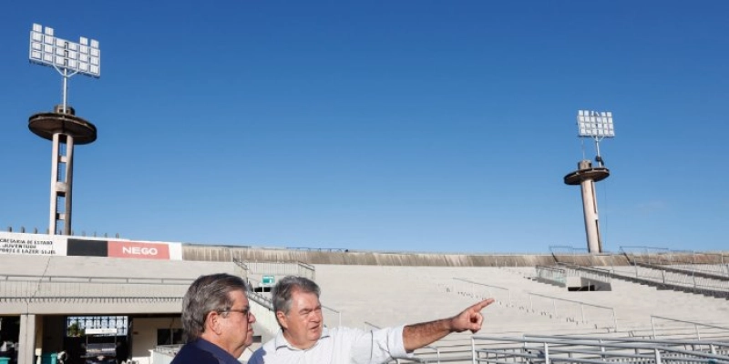 João Azevêdo inspeciona instalação de novo sistema de iluminação do Almeidão e destaca investimentos para fortalecer o esporte