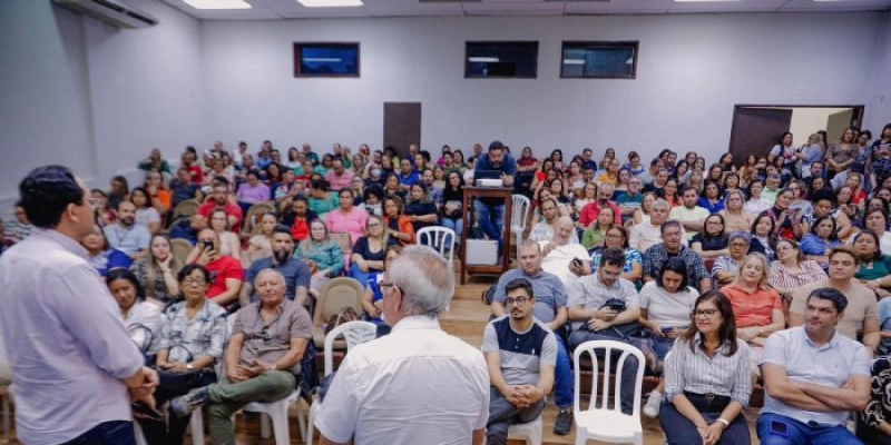 Cícero Lucena anuncia aumento de 27,5% na gratificação dos gestores das escolas municipais