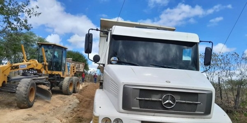 Prefeitura de Sousa inicia trabalho de revitalização das estradas vicinais da zona rural