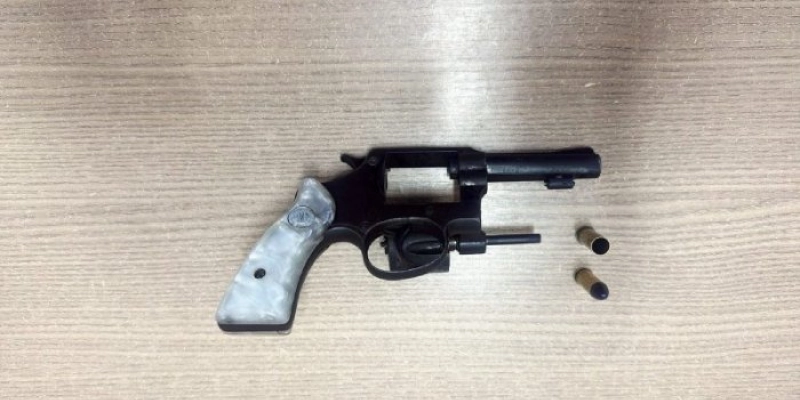 Homem que já respondia por porte ilegal de arma é preso com revólver