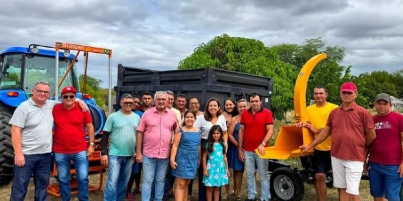 Pollyanna Dutra entrega implementos agrícolas no distrito de Cachoeira, em Pombal