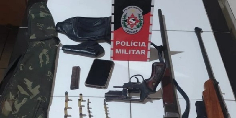Após denúncia de violência, Polícia Militar apreende armas de fogo e munições em Bonito de Santa Fé
