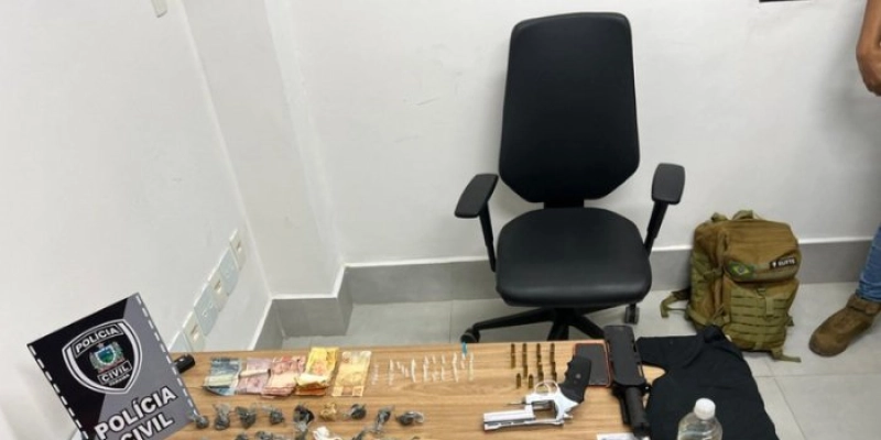 Polícia Civil cumpre mandados de busca e prende três pessoas acusadas de tráfico e porte ilegal de arma de fogo