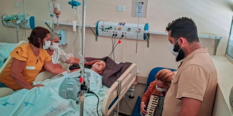 Sanfoneiro internado em cuidados paliativos recebe homenagem da filha no Hospital Metropolitano