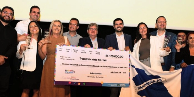 João Azevêdo premia 100 melhores escolas Referência em Aprendizagem e recebe reconhecimento por avanços na Educação paraibana