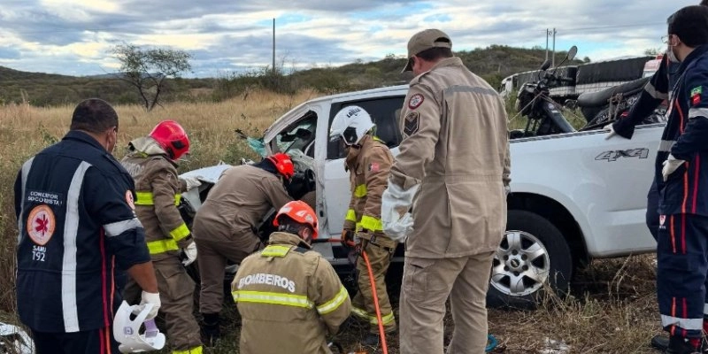 Corpo de Bombeiros é acionado para socorrer motorista preso em ferragens, após acidente na BR 230 entre Aparecida e Pombal