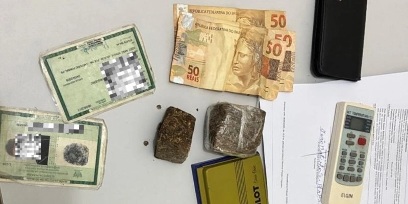 Dupla em moto tenta dispensar drogas, mas acaba presa e entorpecentes são apreendidos pela PM em Pombal