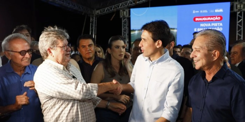 João Azevêdo e ministro Silvio Costa Filho entregam pista de aeroporto e destacam importância do equipamento para desenvolvimento de Patos