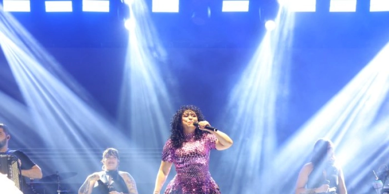 Multidão prestigia primeira noite de shows no Parque Solon de Lucena