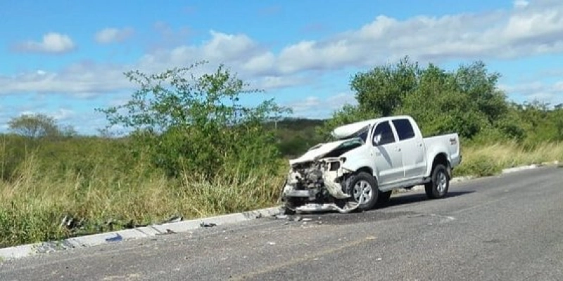 Hilux colide com trator na PB-293, entre Paulista e São Bento, neste sábado