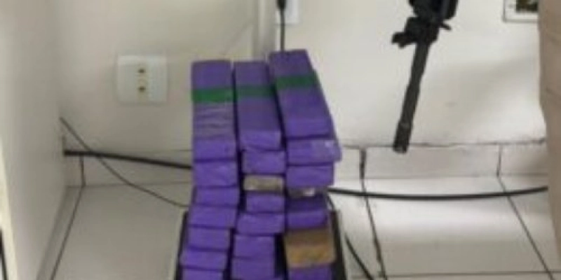 PRF apreende 15 kg de maconha em carro abordado na BR-230, no Sertão
