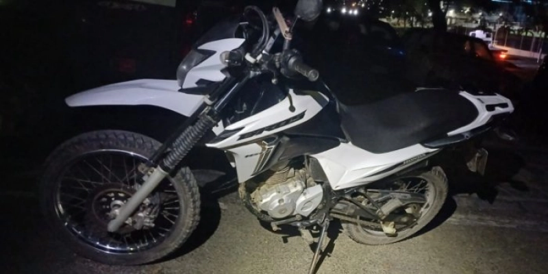 PRF na Paraíba recupera dois veículos furtados em Pernambuco e tira de circulação motocicleta adulterada